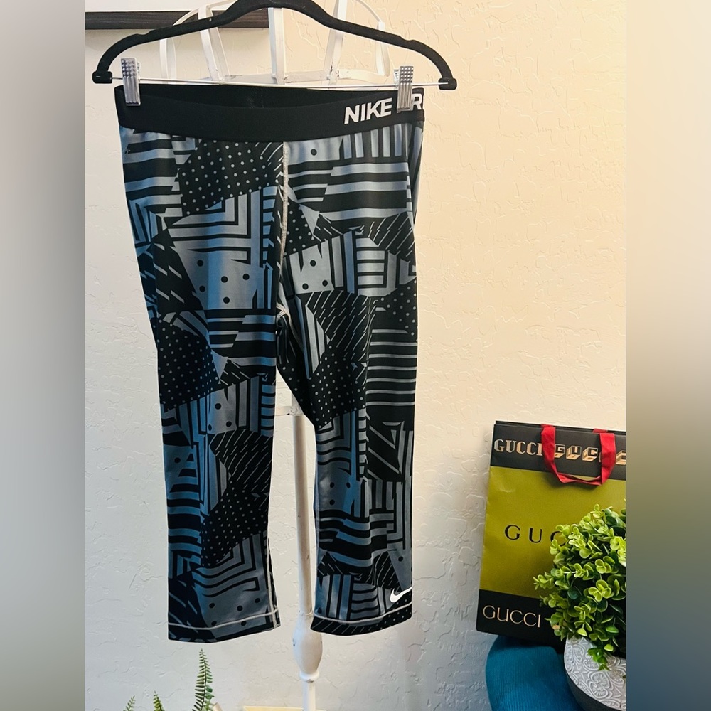 Nike Pro Dri-Fit Black Workout Capri‎ Sz L EUC